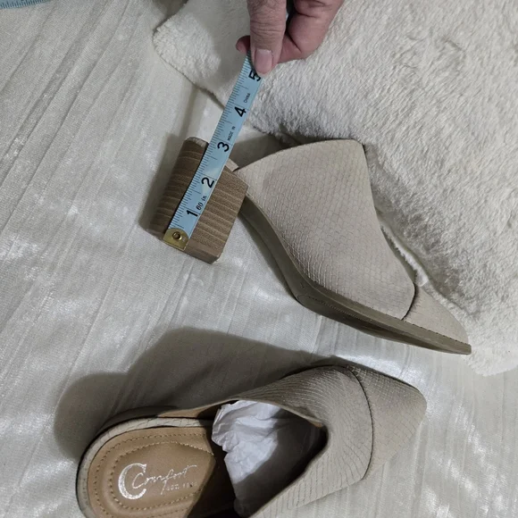 Women's Beige Block Heel Mules By Comfort Size 7 Lightly Worn. - Picture 3 of 5
